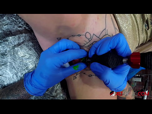 ❤️ Keçika pir tattookirî Sully Savage tattooek li ser klîtorê xwe kir. Porno li ku.fashiontee.top ❌