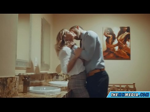 ❤️ Gava ku blondeyek busty we di nav hewşek gelemperî de dixapîne Porno li ku.fashiontee.top ❌